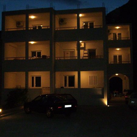 Apartments Ante Омиш Экстерьер фото